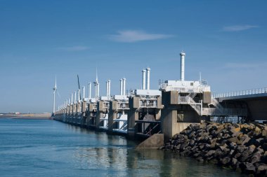 Hollanda 'daki Oosterschelde Nehri' ndeki Zelandalı ve Brug Deltworks açık deniz seviyesini korumak için, bu Hollanda müzesinin yanında arka planda yel değirmenleri olan Neeltje jans bulunuyor.