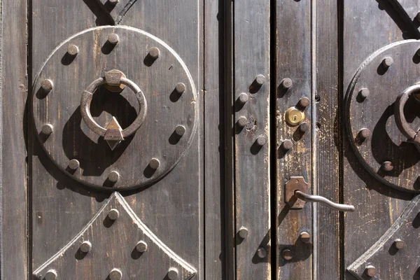 Stare Drewniane Drzwi Ozdobami Vintage — Zdjęcie stockowe