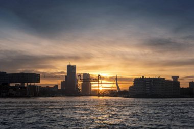 Rotterdam, Erasmus Köprüsü ve Hollanda 'daki Hef Köprüsü ile Sunset' te.