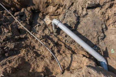 Bir binanın yapımı sırasında yerdeki plastik borular, kopyalama alanı olan bunner.