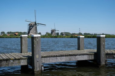 Hollanda 'da bir kanalda eski bir yel değirmeni