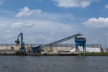 Yük limana yüklendi - Hollanda 'da inşaat için kum