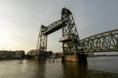 Hollanda 'da güzel bir günde yeşil zeytin, çelik asansör köprüsü açıldı.