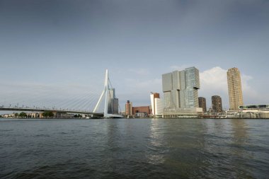 Rotterdam şehri, Hollanda 'nın güneyinde, Rotterdam Köprüsü' nde alacakaranlıkta ufuk çizgisi oluşturdu.