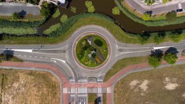 Hollanda 'da sakin bir yolda küçük bir trafik kavşağının yukarıdan aşağıya insansız hava aracı görüntüsü