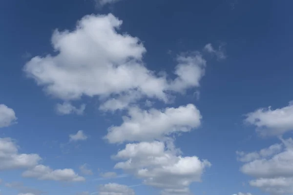 Niebieskie Niebo Tło Białymi Chmurami Dolnej Części Kraju — Zdjęcie stockowe