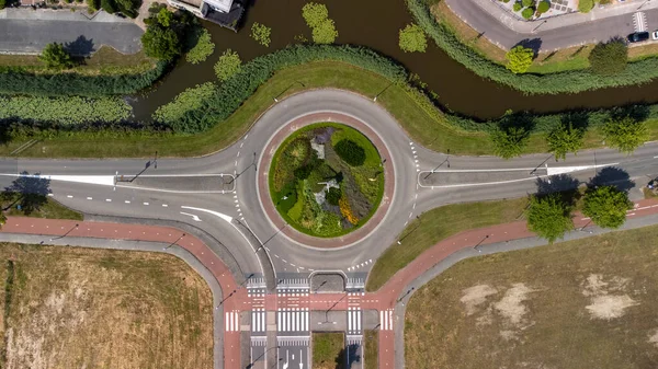 Top Antenn Drönare Syn Liten Trafik Rondell Lugn Väg Nederländerna — Stockfoto