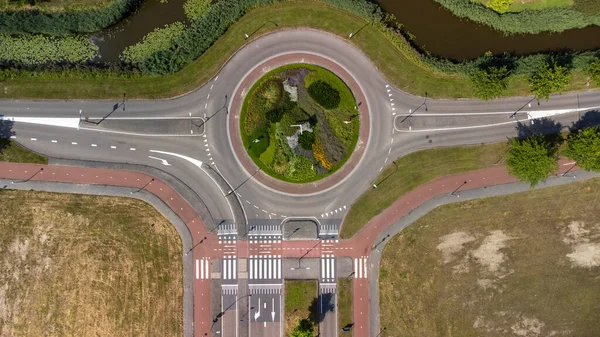 Top Antenn Drönare Syn Liten Trafik Rondell Lugn Väg Nederländerna — Stockfoto