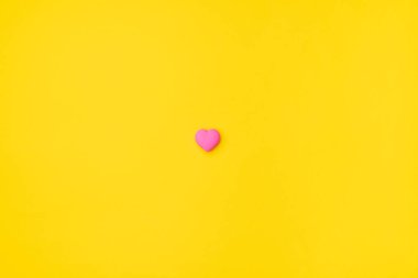 Pembe kalp merkezde izole edilmiş. Renkli, boş bir arka planda. Mutlu kadınlar, anneler, sevgililer günü, doğum günü, romantik kartpostallar için aşkın sembolü.