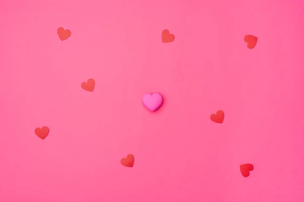 Kırmızı ve pembe kalpler boş pembe bir arka planda izole edilmiş. Mutlu kadınlar, anneler, sevgililer günü, doğum günü, romantik kartpostallar için aşkın sembolü.