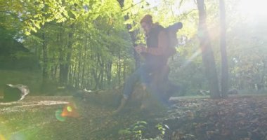 Ormanın yakınında kamp yapan Asyalı genç adam telefonla video görüşmesi yapıyor. Video konferans sohbeti yapan turist yürüyüşçüsü, uzak ilişkiler, sosyal mesafe, parktaki Koreli gezgin öğrenci