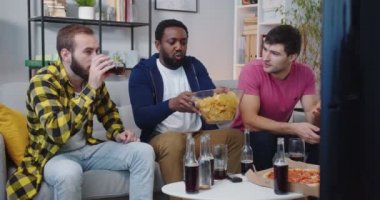 Üç genç melez erkek arkadaş bir araya gelip kanepede oturdular TV 'de spor kanallarını izlediler cips yiyip, pizza yediler, içtiler, konuştular, futbol maçı izlediler.