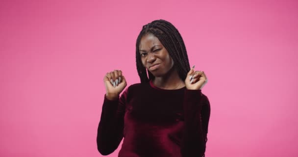 Retrato de afro-americano jovem adulto chateado mulher bonita negando algo acenando com o dedo discordando com expressão facial séria, enquanto em pé no estúdio isolado sobre fundo rosa — Vídeo de Stock