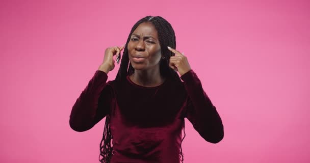 Portrait d'une jeune afro-américaine malheureuse bouleversée belle femme niant quelque chose en désaccord avec l'expression du visage insatisfait debout seul isolé sur un mur de fond rose rosé. Émotions négatives — Video
