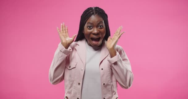 Όμορφη ευτυχισμένη ενθουσιασμένοι Αφροαμερικανή νεαρή γυναίκα κερδίζει τον ανταγωνισμό επιτυγχάνει στόχο αισθάνεται σαν νικητής αισθάνεται χαρούμενη και έκπληκτος θετική συναισθηματική αντίδραση χαρούμενη έκφραση προσώπου Πορτρέτο έννοια — Αρχείο Βίντεο