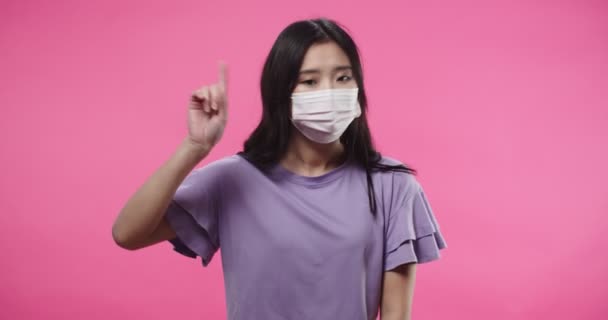 Portret poważnej Azjatki pięknej młodej kobiety w masce, odmawiającej gestu palcem, nie zgadzającej się, odrzucającej i odmawiającej okazania sprzeciwu. Kobieta czegoś zabrania. — Wideo stockowe