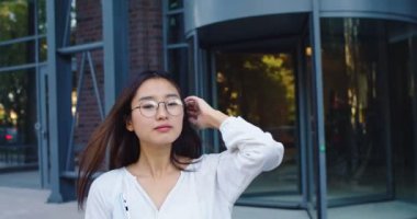 Birkaç iş adamı ofis binasının dışında şirket molası veriyor. Kilitleme sırasında koruyucu maske takan iki iş arkadaşı yönetici..