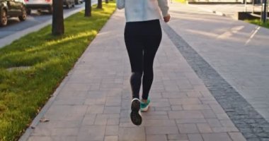 Sabahları spor giyim kuşamında spor yapan güçlü beyaz kadın. Yetişkin bayan sporcu, koşuyor, şehir caddesinde çalışıyor. Sağlıklı ve zengin yaşam tarzı konsepti.