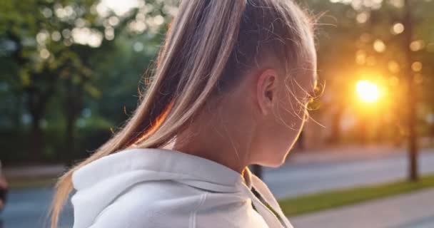 Close-up portret van jong aantrekkelijk Afrikaans amerikaans moslim meisje in hijab joggen omhoog en beneden het hebben van plezier in de stad buiten — Stockvideo