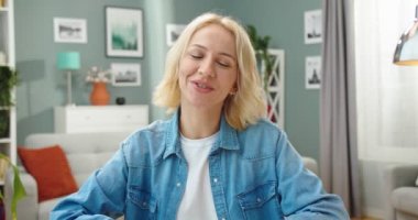 Neşeli, güzel, beyaz, sarışın bir kadının görüntüsünü yakından çek. Yüzünde gülümsemeyle kameraya bakıyor, internette konuşuyor. Keyfi yerinde, blog yazıyor, vlogger konsepti kullanıyor.