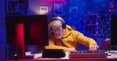 Kafkasyalı, mutlu bir emekli DJ 'in portresi. Evde müzik çalıyor, neon ışıklarıyla dans ediyor ve DJ' in mikser konsolunda bilgisayar kullanarak yaptığı çalışmaların tadını çıkarıyor.