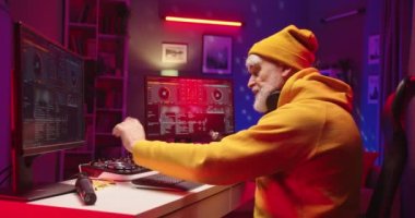 Akşamları müzik kayıt stüdyosunda çalışan modern Kafkasyalı kıdemli ses mühendisi DJ, bilgisayarda modern bir şarkı yaratmak için karıştırma tahtası ve yazılım kullanır. Müzik masası kontrol yüzeyi