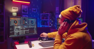 Kafkasyalı yaşlı DJ 'in müzik stüdyosunda çalışmasını akşamları bilgisayar monitörüne bakarak mikser konsolunda şarkı karıştırarak vinil ritminde ses yaratmasını. Konsepti kapat, müzisyen.