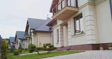 Arabadan yeni alınmış kutularla birlikte eve gelen harika çocuklu çiftin yan görüntüsü. Ailesi yeni ev almış. Yeni daireye taşınıyorum. Yaşam tarzı kavramı, mutlu aile..