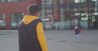 Afrika kökenli Amerikalı genç bir babanın okuldan sonra oğluyla buluşması. İyi haldeki derslerden sonra maskeli mutlu öğrenci babasına koşuyor. Karantina eğitimi