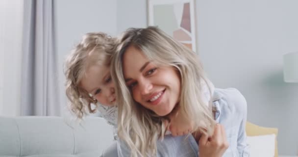 Primer plano retrato de niño bastante sonriente abrazo mamá mirando a la cámara. Feliz madre soltera y linda niña abrazo abrazo disfrutar dulce tierno concepto de amor. Concepto de familia, paternidad, unidad. — Vídeo de stock