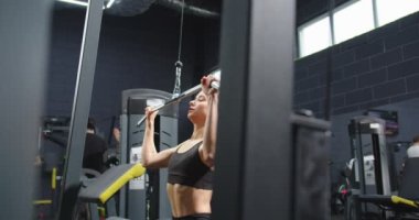 Lviv, Ukrane 04.28.2021: Spor salonunda trx fitness kayışları. Aktif yorgun, güçlü, beyaz kadınlar arka planda spor salonu olan aktivite merkezinde silah eğitiyorlar. Spor ve sağlık konsepti