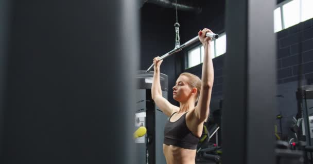 Ukryty widok kamery z młodą silną kobietą trener trener ćwiczenia pompki z trx urządzenia fitness w siłowni. Trening sportowy i koncepcja zdrowego stylu życia — Wideo stockowe