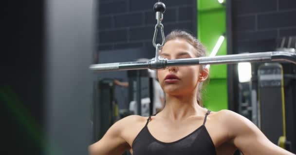 若い強い女性トレーナーのトレーニング演習の隠されたカメラビューは、ジムでtrxフィットネスマシンで押し上げます.スポーツワークアウトと健康的なライフスタイルのコンセプト — ストック動画