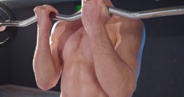 Kafkasyalı traşsız adamın, dambıllarla antreman yaparken görüntüsü. Spor ve eğlence konsepti. Stok fotoğrafı