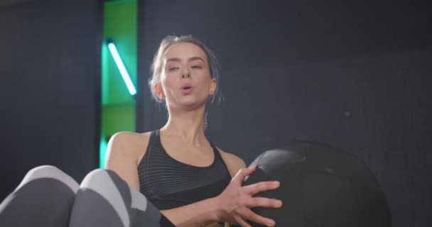 Vue de la caméra de mouvement de la femme forte d'entraînement actif avec balle gymnastique fonctionnelle dans la salle de gym. Concept d'entraînement cardio. Vidéo de stock — Video