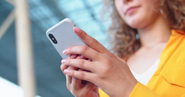 Großaufnahme von kaukasischen Frauenhänden, die auf Mobiltelefonen tippen, die draußen auf der Straße stehen. Hübsche Frau Finger SMS surfen online auf dem Smartphone mit Gadget-Gerät. Technologiekonzept — Stockvideo