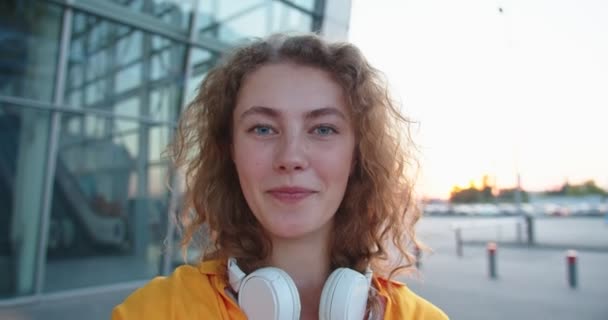 POV av vit glad positiv kvinna videochattar på gatan i stan leende när du står utomhus. Närbild av glada kvinna talar på videosamtal på nätet på gott humör. Kommunikationskoncept — Stockvideo