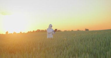 Çiftlik arazisini taramak için insansız hava aracı kullanan mühendis kavramı. Drone alanı analiz ediyor. Akıllı tarım animasyonu, internetteki şeyler. Sanayi devrimi ve gelecek teknoloji kavramı