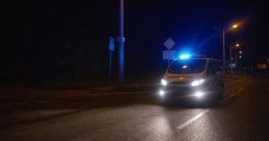 Geceleri yolda hızlı giden acil durum ışıkları olan bir ambulans. Geç arama. Sağlık görevlileri hastaya doğru koşuyor. Güvenli bir hayat için acele et. Sağlık görevlileri çalışıyor..