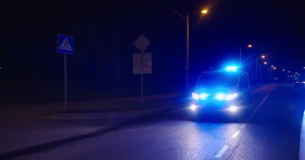 Ambulans med nödljus som kör på höghastighetsväg på natten. Sent samtal. Bilen med sjukvårdare rusar till patienten. Skynda dig till ett säkert liv. Arbete med ambulans. — Stockvideo