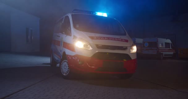 Karanlık bir akşamda mavi ve kırmızı ışıkları olan ambulans arabası. Şehir dışındaki gece vardiyasında tıbbi araç. Karanlıkta sağlık görevlilerinin otomobili. — Stok video