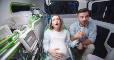 Kafkasyalı genç koca, doğum sırasında hamile eşine ambulans arabasında destek oluyor ve selfie çekiyordu. Doğumda erkek nefes alır ve kadının elini tutar. Hastaneye giderken fotoğraf çektiriyorum..