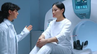 Tıbbi tesisler, modern teknoloji ve MR makinesi. Modern klinikteki tarama masasında oturan hasta biyopsi röntgenini bekliyor. Modern hastane ve sağlık modeli.