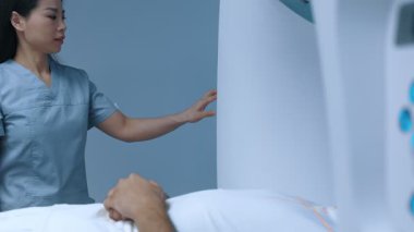 Doktor nöro-bilim adamı düğmeye basıyor ve hastanenin modern laboratuvarında hastayı taburcu ediyor. Profesyonel nörolog hasta için manyetik rezonans görüntüleme taraması yapıyor. İlaç ve sağlık hizmetleri.