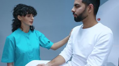 Hasta klinikteki MRI prosedürünü ziyaret ediyor, çağdaş hastanenin laboratuarında bilgisayarlı eksenel tomografi taramasına başlıyor. Doktor röntgen tomografisi için hasta taraması hazırlıyor..