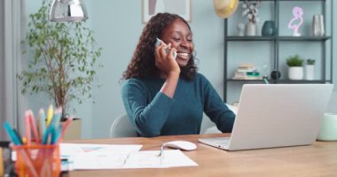 Neşeli, duygusal, güzel bir bayan, kapalı bir masada oturmuş gülümserken akıllı telefonuyla konuşuyor. Odada cep telefonuyla sohbet eden Afrikalı Amerikalı mutlu kızın portresi. Konuşma konsepti