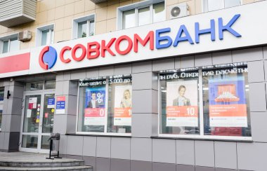 Rusya, Vladivostok, 22 Ağustos 2021. Parlamento PJSC Ofisi. Bankanın ofisine giriş. Rusya 'nın en büyük bankalarından biridir. Rusya Bankaları.