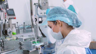 Modern fabrikada yüz maskesi üretim hattı