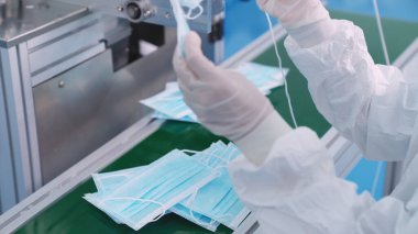 Modern fabrikada yüz maskesi üretim hattı