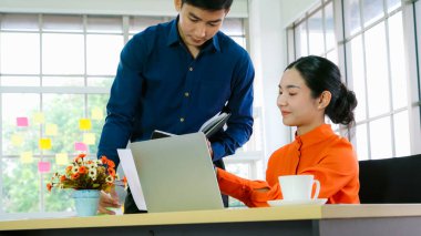 İki iş adamı ofiste proje stratejisi hakkında konuşuyor